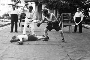 Lilliputian at boxing, one goes KO
