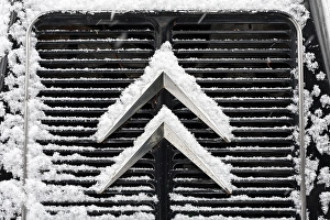 Logo on the radiator of a Citroen van