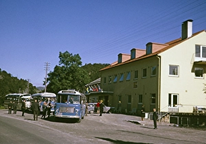 Lokale Eindeckerbusse nach Kvanndal und Norheimsund, vor einem Cafe, Norwegen 1970
