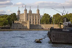 London, Tower of London, view across the Thames from the south-west