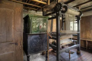 Loom from 1749 and tiled stove from 1796 in a parlour from 1703