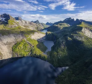 Luftaufnahme, Berglandschaft, Seen und Berge