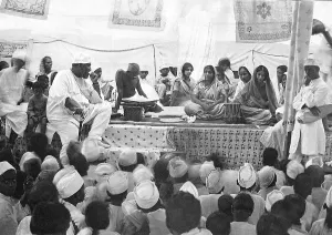 Mahatma Gandhi addressing a meeting of untouchables in Mumbai
