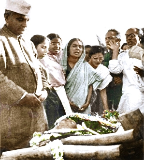 Mahatma Gandhi associates, Manu Gandhi, Dr. Sushila Nayar, Abha Gandhi, Brijkishan Chandiwalla Pyarelal Nayar weeping, Delhi, India, Asia, January 31, 1948, Asia