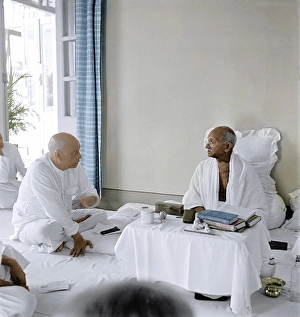 Mahatma Gandhi discussing with Sardar Vallabhbhai Patel, Mumbai, Maharashtra, India, Asia, June 21, 1945, Asia