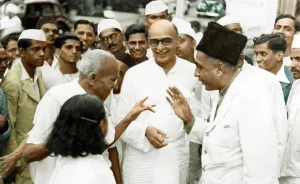 Mahatma Gandhi in discussion, Centre Mahadev Desai, Wardha, Maharashtra, India, Asia, 1935, Asia