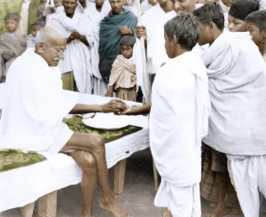 Mahatma Gandhi distributing fruits to children, India, Asia, 1946, Asia