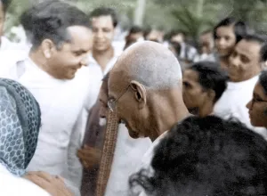 Mahatma Gandhi with people, Juhu Beach, Mumbai, Maharashtra, India, Asia, May 1944, Asia