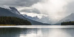 Maligne Lake, behind mountain range Queen Elizabeth Ranges