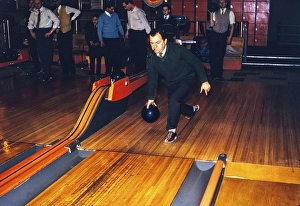 Mann mit Pfeife im Mund beim Ten-Pin-Bowling, England, UK 1962