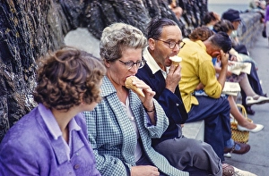 Mann und Frau essen Eis im Sommerurlaub mit der Familie am Meer, England, UK, 1961