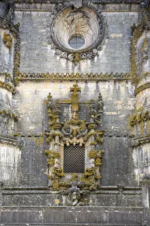 Manueline window with seafaring motifs and the Order of the Cross
