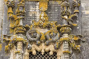 Manueline window with seafaring motifs and the Order of the Cross
