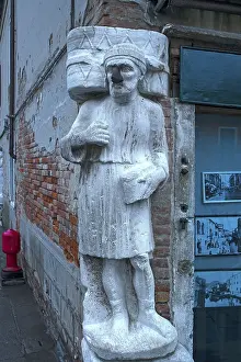 Marble statue of a merchant family from the 13/14 century