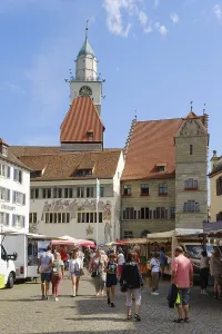 Market on the Hofstatt with town hall and St