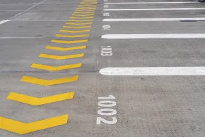Markings on a car park deck, Direction of travel marking