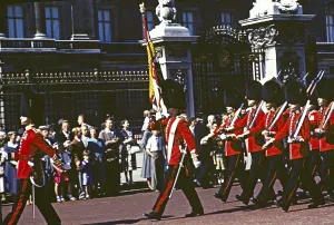 Marschierende Gardisten, Wachabloesung, Buckingham Palace, London, England, Grossbritannien, Ende der 1950er, Anfang der 1960er Jahre