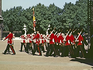 Marschierende Gardisten, Wachabloesung, Buckingham Palace, London, England, Grossbritannien, Ende der 1950er, Anfang der 1960er Jahre