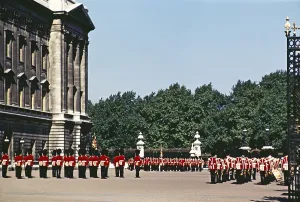 Marschierende Gardisten, Wachabloesung, Buckingham Palace, London, England, Grossbritannien, Ende der 1950er, Anfang der 1960er Jahre