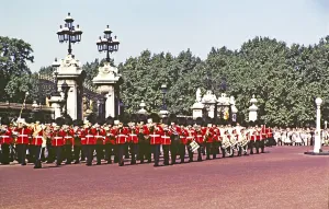 Marschierende Gardisten, Wachabloesung, Buckingham Palace, London, England, Grossbritannien, Ende der 1950er, Anfang der 1960er Jahre