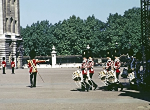 Marschierende Gardisten, Wachabloesung, Buckingham Palace, London, England, Grossbritannien, Ende der 1950er, Anfang der 1960er Jahre