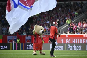 Mascot Paule 1. FC Heidenheim 1846 FCH flag waving Voith-Arena