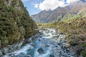 Matukituki River, river flows through the valley