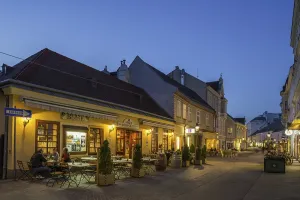 Maut Wirtshaus tavern in the Empress Elizabeth Street