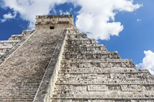 Mayan el castillo pyramid at the archaeological site in chichen itza