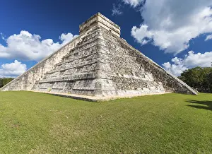 Mayan el castillo pyramid at the archaeological site in chichen itza
