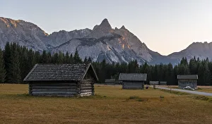 Meadow with Heustadln, behind Mieminger chain with Ehrwalder Sonnenspitze
