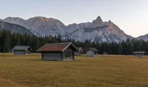 Meadow with Heustadln, behind Mieminger chain with Ehrwalder Sonnenspitze