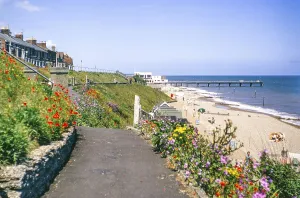 Meeresfront und Strand mit Pier, Southwold, Suffolk, England, UK Juli 1971