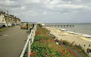 Meeresfront und Strand mit Pier, Southwold, Suffolk, England, UK Juli 1971