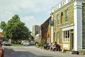Menschen, die vor dem Sole Bay Inn Pub sitzen, Southwold, Suffolk, England, Vereinigtes Koenigreich, September 1978