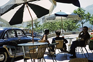 Menschen in einem Strassencafe in Calvi, Korsika, Frankreich, Ende der 1950er Jahre