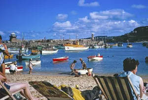 Menschen am Sandstrand im Hafen von Mevagissey, Cornwall, England, Grossbritannien, Anfang 1964