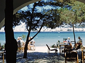 Menschen sitzen an Tischen auf einer Terrasse am Mittelmeer, San Antonio, Insel Ibiza, Balearen, Spanien, 1950er Jahre
