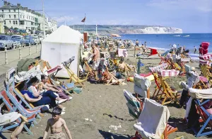Menschenmassen von Urlaubern am Strand von Sandown, Isle of Wight, England, UK 1962
