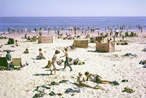 Menschenmassen von Urlaubern am Strand von Sandown, Isle of Wight, England, UK 1966