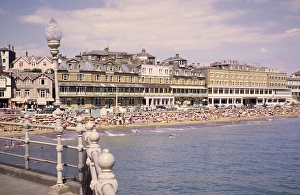 Menschenmassen von Urlaubern am Strand von Sandown, Isle of Wight, England, UK 1962
