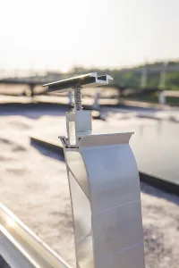 Metal structure for solar panel mounting with diffuse sunlight