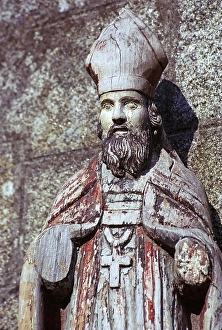 Mittelalterliche religioese Holzskulptur eines Bischofs, Bretagne, Frankreich, Standort nicht bekannt, 1974