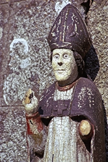 Mittelalterliche religioese Holzskulptur eines Bischofs, Bretagne, Frankreich, Standort nicht bekannt, 1974