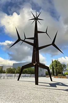 Modern sculpture Homem Sol, Sun and Man