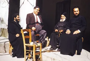 Moenche sitzen mit einem anderen Mann vor dem Kloster Panagia Machairas, Lazanias, Zypern, 1963