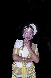 Mohiniyattam Mohiniattam, a classical dance form from Kerala