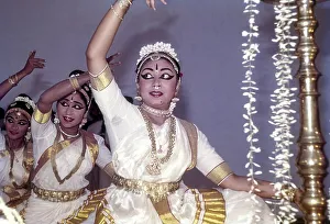 Mohiniyattam Mohiniattam, a classical dance form from Kerala