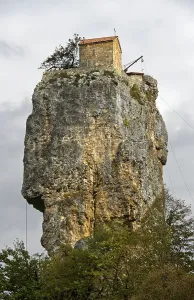 Monastery building on the summit plateau of the Kazchi Column