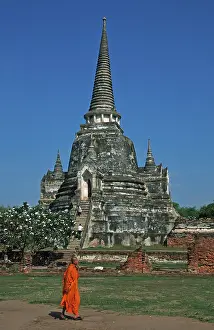 Monk, Chedi at Wat Phra Si Sanphet